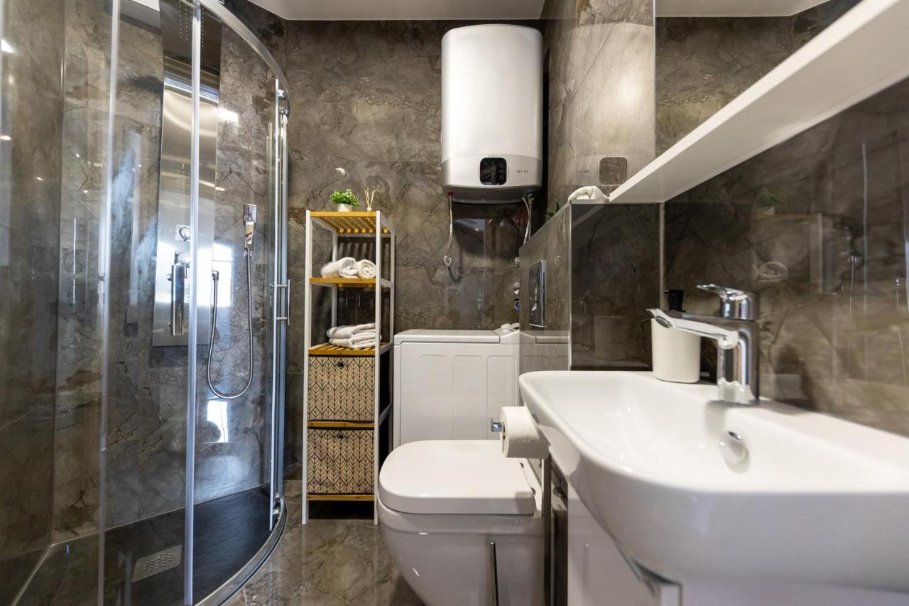 New Studio For 2, Free Private Garage Spot, Wi-Fi, 200 M From Mall Of Split Exterior photo