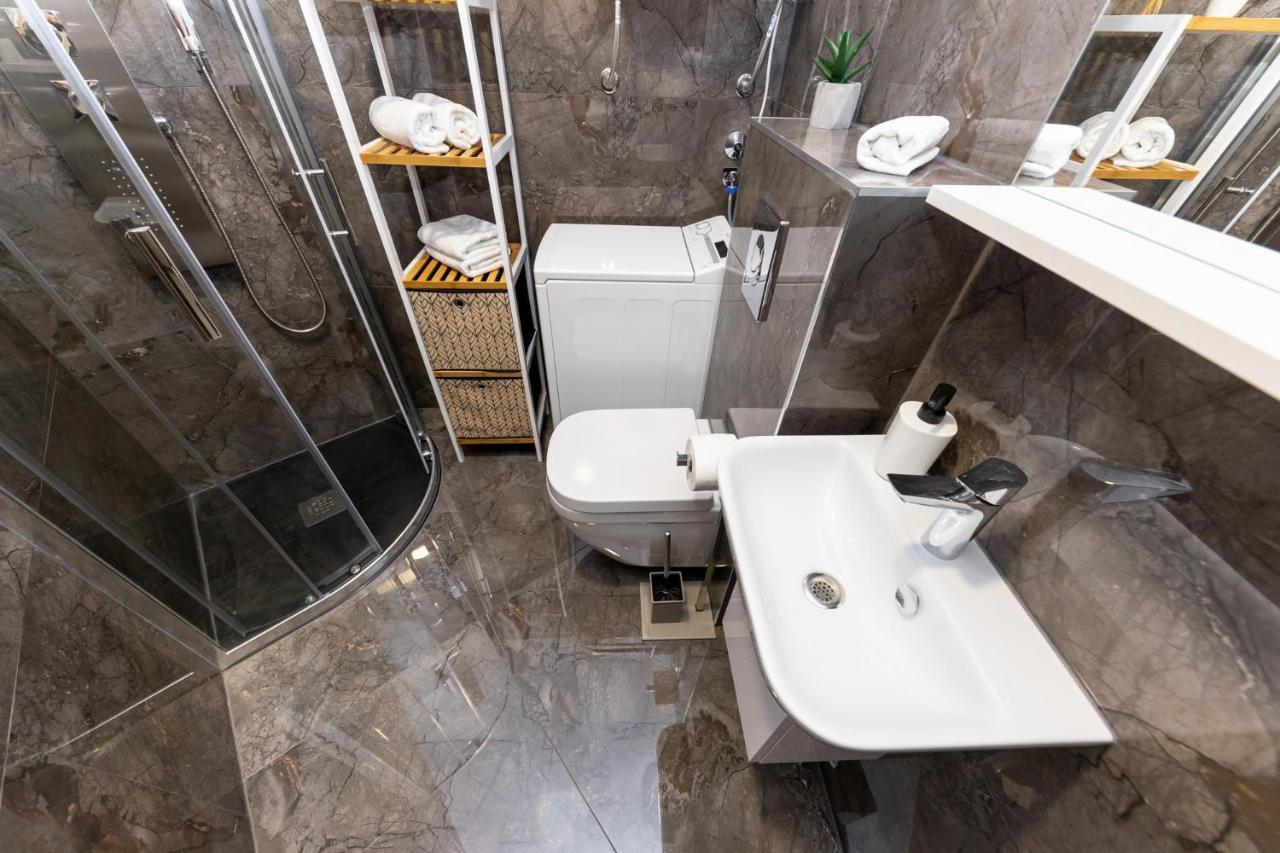 New Studio For 2, Free Private Garage Spot, Wi-Fi, 200 M From Mall Of Split Exterior photo