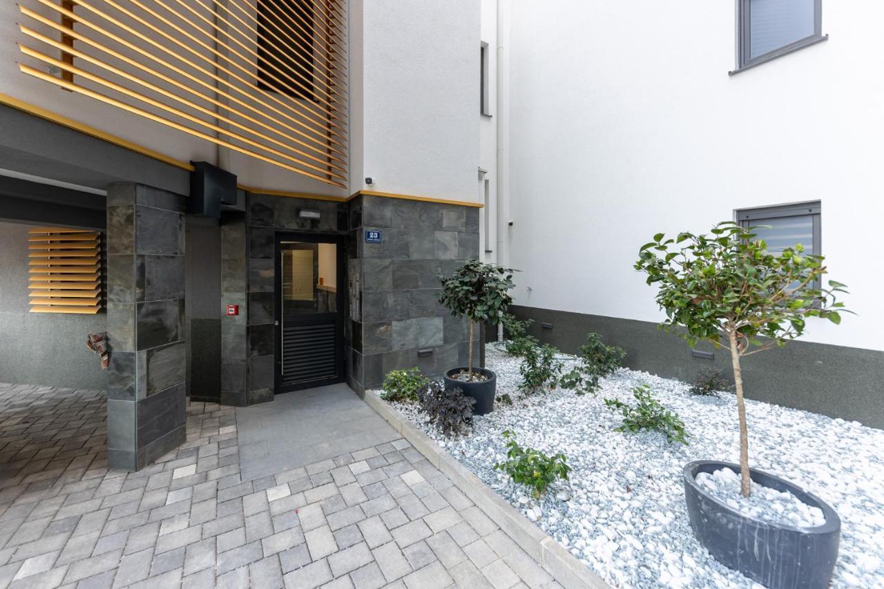 New Studio For 2, Free Private Garage Spot, Wi-Fi, 200 M From Mall Of Split Exterior photo